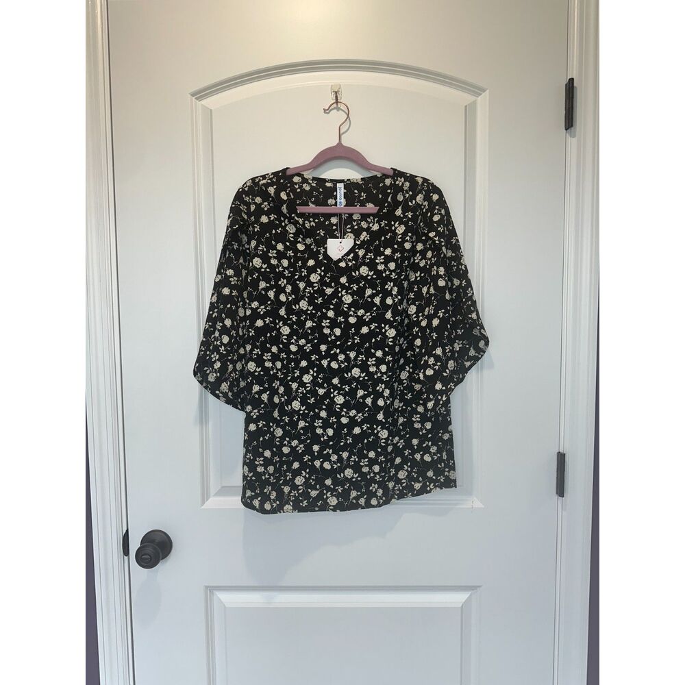 NWT Jouica Black and White Floral Split Sleeve Blouse Size Small